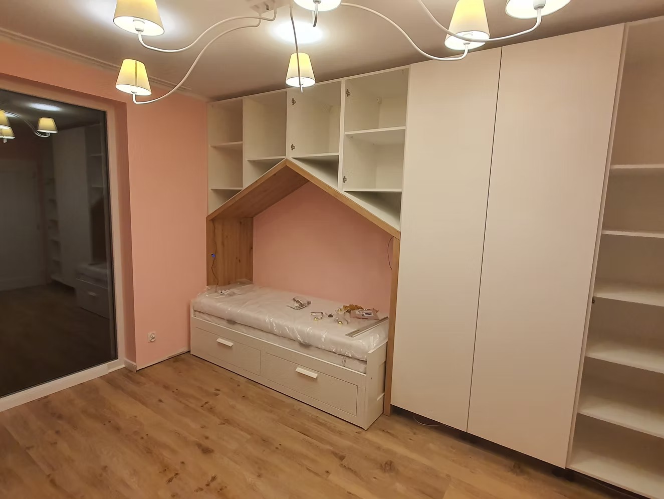 Realizacja wykończenia wnętrza pokoju