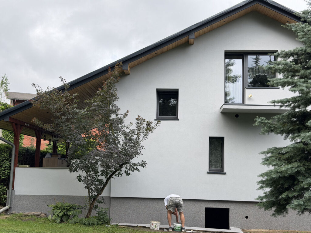 Balkon i elewacja domu jednorodzinnego po dociepleniu i wykończeniu