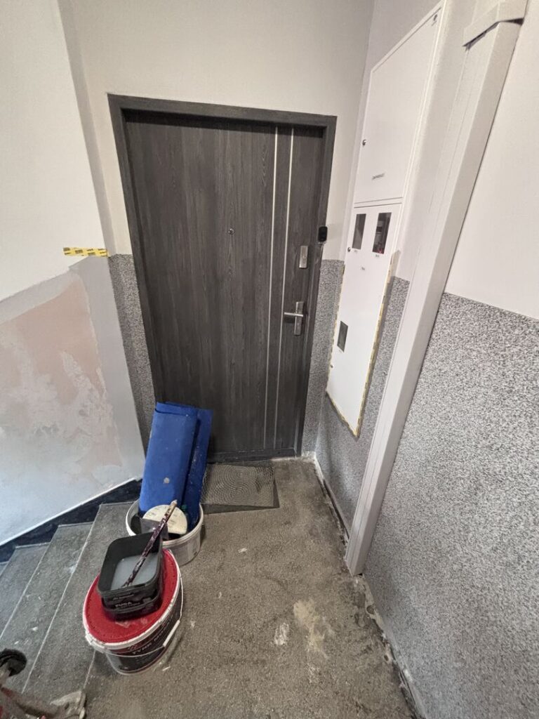 Remont klatki schodowej – tynk mozaikowy w Piekarach Śląskich