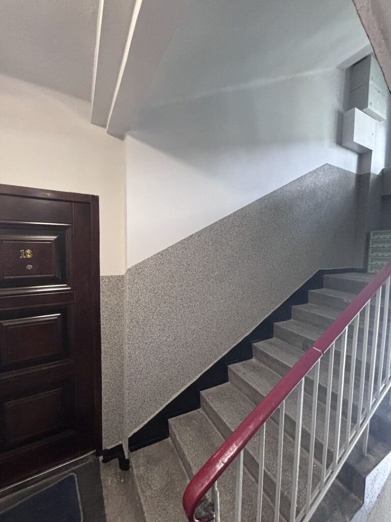Nowe skrzynki pocztowe po remoncie klatki schodowej w Piekarach Śląskich